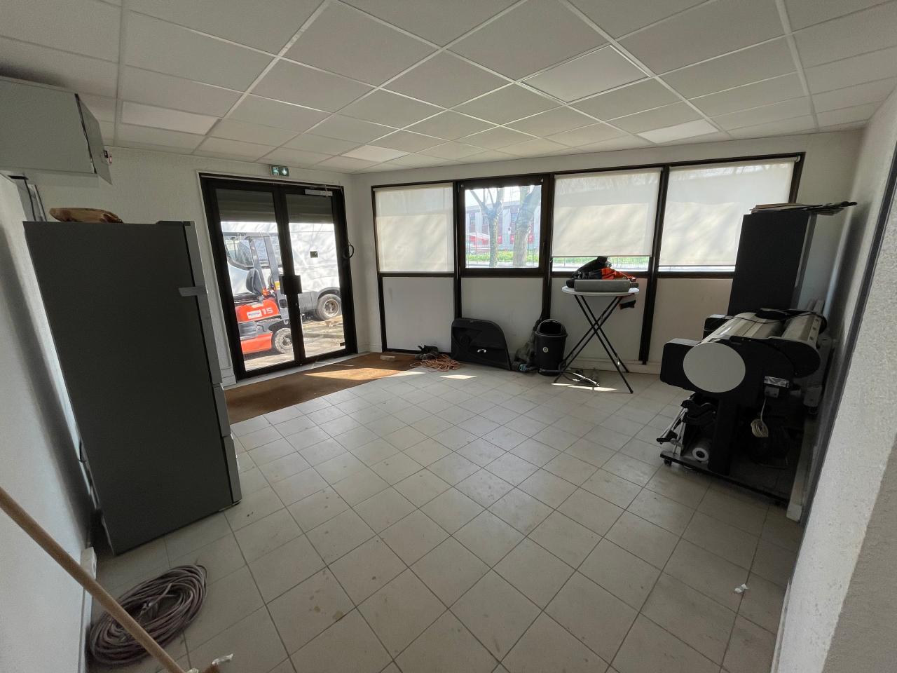 Local d'activité Villeneuve-Saint-Georges 375m² Location local d'activité Villeneuve-Saint-Georges Val-de-Marne OLACT2530991 2